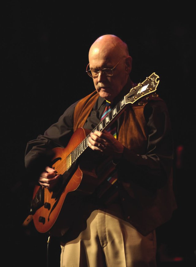 Jim Hall mit seiner D'Aquisto Archtop